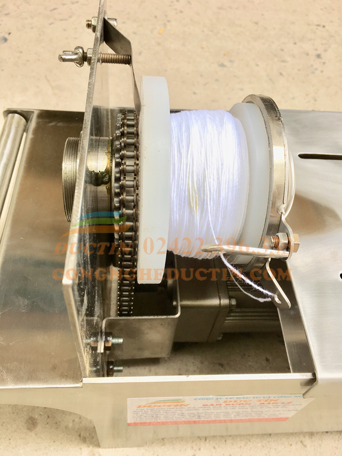 Cuon-chi-may-buoc-xuc-xich