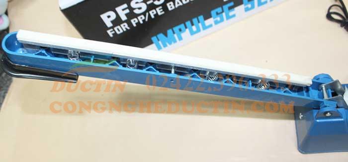 Dem-cao-su-may-dan-tui-dap-tay