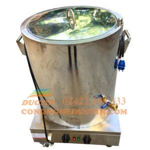 Mat-tren-noi-nau-chao-co-be-duc-tin