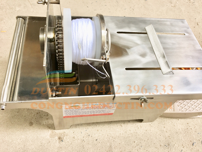 May-buoc-chi-dau-xuc-xich